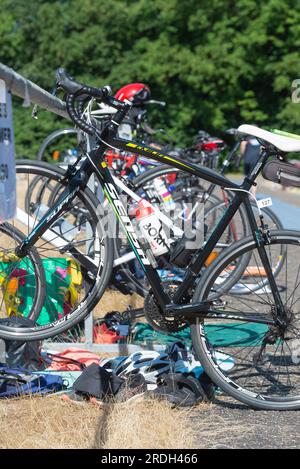 Voorst, pays-Bas - 25 juin 2023 : la zone de transition abrite la plupart des équipements pour les triathlètes. Principalement des vélos et des casques, mais aussi de la natation Banque D'Images