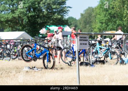 Voorst, pays-Bas - 25 juin 2023 : dans la zone de transition, les athlètes stockent leurs vélos dans des supports en fonction de leur numéro de départ. Banque D'Images