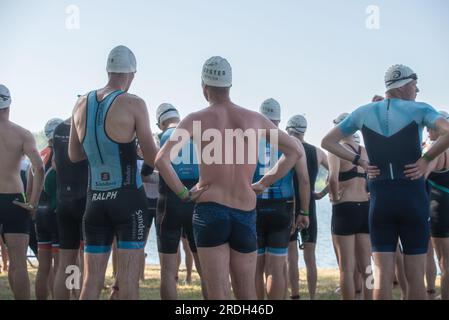 Voorst, pays-Bas - 25 juin 2023 : un groupe d'athlètes attend d'entrer dans l'eau et de commencer le Voorster Triathlon. Banque D'Images