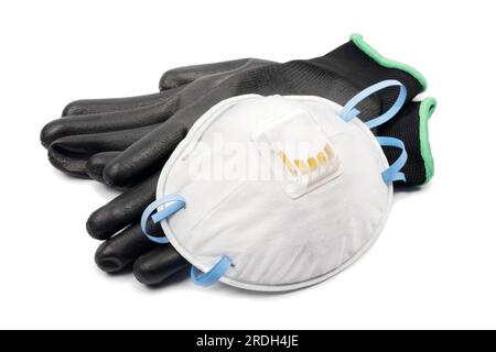 Masque anti-poussière et gants de travail avec caoutchouc isolé sur blanc. Équipement de protection individuelle Banque D'Images