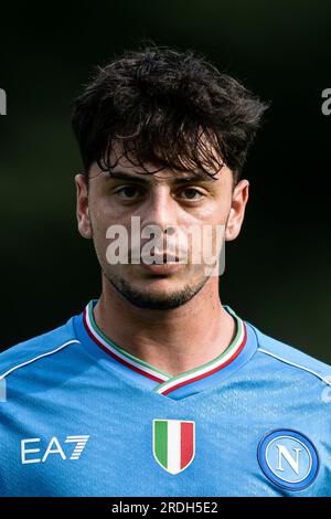 Giuseppe Ambrosino de SSC Napoli regarde pendant le match amical de pré-saison entre SSC Napoli et ASD Anaune Val di non. SSC Napoli a gagné 6-1 sur ASD Anaune Val di non. Banque D'Images