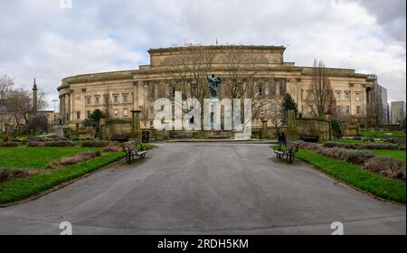 Vue sur l'église St Georges et le jardin St John à Liverpool UK Banque D'Images