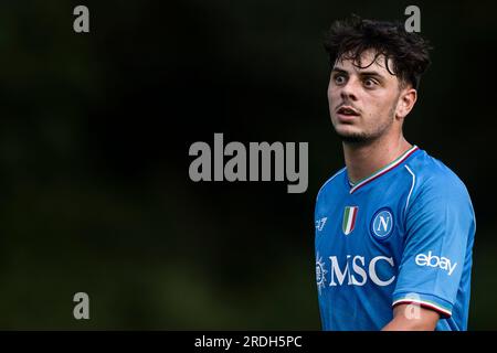 Giuseppe Ambrosino de SSC Napoli regarde pendant le match amical de pré-saison entre SSC Napoli et ASD Anaune Val di non. SSC Napoli a gagné 6-1 sur ASD Anaune Val di non. Banque D'Images