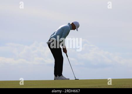 Hoylake, Royaume-Uni. 21 juillet 2023. L’américain Jordan Spieth puttera sur le quatorzième green du 151e Open Championship au Royal Liverpool Golf Club à Hoylake, en Angleterre, le vendredi 21 juillet 2023. Harman dirige actuellement l'Open sur dix sous le par. Photo Hugo Philpott/UPI crédit : UPI/Alamy Live News Banque D'Images