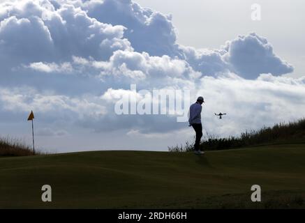 Hoylake, Royaume-Uni. 21 juillet 2023. Matt Fitzpatrick de l'Angleterre sur le quatorzième green du 151e Open Championship au Royal Liverpool Golf Club à Hoylake, en Angleterre, le vendredi 21 juillet 2023. Harman dirige actuellement l'Open sur dix sous le par. Photo Hugo Philpott/UPI crédit : UPI/Alamy Live News Banque D'Images