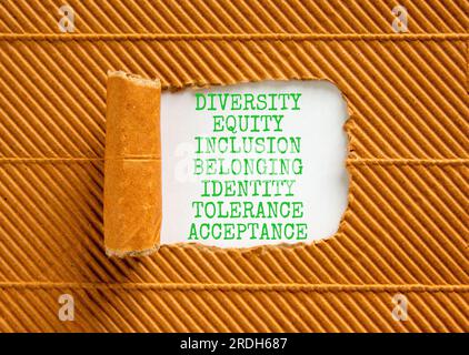 Symbole d'appartenance à l'équité en matière de diversité. Diversité équité inclusion appartenance identité tolérance mots d'acceptation écrits sur le livre blanc sur le jardin Banque D'Images