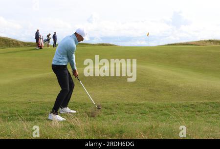 Hoylake, Royaume-Uni. 21 juillet 2023. L’américain Jordan Spieth marque le quinzième green du 151e Open Championship au Royal Liverpool Golf Club à Hoylake, en Angleterre, le vendredi 21 juillet 2023. Harman dirige actuellement l'Open sur dix sous le par. Photo Hugo Philpott/UPI crédit : UPI/Alamy Live News Banque D'Images