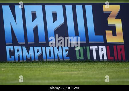 Un panneau indiquant «Napul3 Champions of Italy» fait référence à la victoire du troisième titre de champion de Serie A de SSC Napoli lors du match amical de pré-saison entre SSC Napoli et ASD Anaune Val di non. SSC Napoli a gagné 6-1 sur ASD Anaune Val di non. Banque D'Images