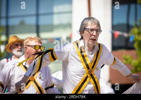 Earl of Stamford Morris danseurs se produisant à Times Square, Warrington afin de recruter de nouveaux danseurs Banque D'Images