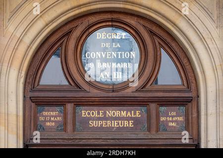 Panneau à l'entrée du bâtiment historique de la prestigieuse Ecole normale supérieure (ENS) française, également connue sous le nom de normale Sup' ou Ulm Banque D'Images