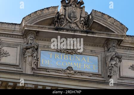 Gros plan de l'enseigne au sommet de l'immeuble abritant le Tribunal de Commerce de Paris, France Banque D'Images