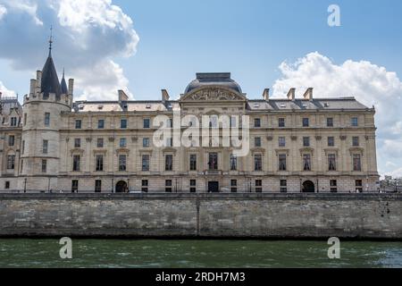 Vue lointaine du bâtiment abritant la Cour de Cassation, la plus haute juridiction du système judiciaire français Banque D'Images