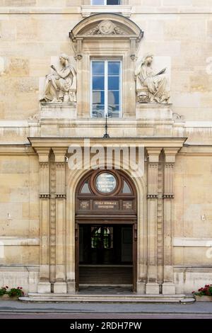 Porte d'entrée monumentale du bâtiment historique de la prestigieuse Ecole normale supérieure (ENS), également connue sous le nom de normale Sup' ou Ulm Banque D'Images