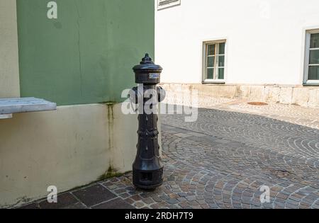 Villach, Autriche. Juillet 18 2023. Une bouche d'incendie sur le trottoir dans une rue du centre-ville Banque D'Images