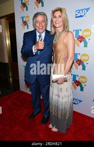 Tony Bennett (L) et Susan Benedetto, légende musicale, arrivent pour leur 90e anniversaire à la Rainbow Room le 3 août 2016 à New York ci Banque D'Images