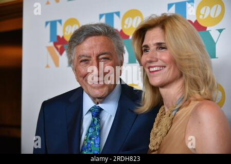 Tony Bennett (L) et Susan Benedetto, légende musicale, arrivent pour leur 90e anniversaire à la Rainbow Room le 3 août 2016 à New York ci Banque D'Images