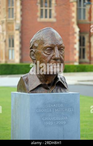 Buste du sénateur américain George Mitchell par Colin Davidson à Belfast Banque D'Images