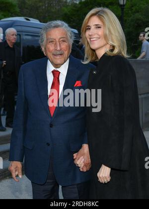 Tony Bennett et Susan Benedetto arrivent à la célébration d'ouverture Du musée de la Statue de la liberté sur Liberty Island à Terminal Statue Cruises à Banque D'Images