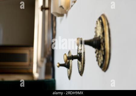 Boutons de chapeau sur le mur Banque D'Images