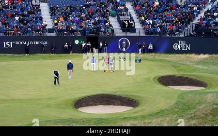 Le Japonais Hideki Matsuyama fait un putting sur le 18e green pendant la deuxième journée de l'Open au Royal Liverpool, Wirral. Date de la photo : Vendredi 21 juillet 2023. Banque D'Images