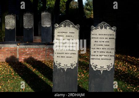 Proverbes sur pierres tombales au cimetière Leermens Banque D'Images