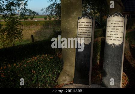 Proverbes sur pierres tombales au cimetière Leermens Banque D'Images