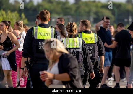 Weeze, Allemagne. 21 juillet 2023. Policiers en visite du parc du festival. Parookaville est l'un des plus grands festivals électro d'Europe. Le concept derrière le festival est une ville construite juste pour faire la fête. Crédit : Christoph Reichwein/dpa/Alamy Live News Banque D'Images