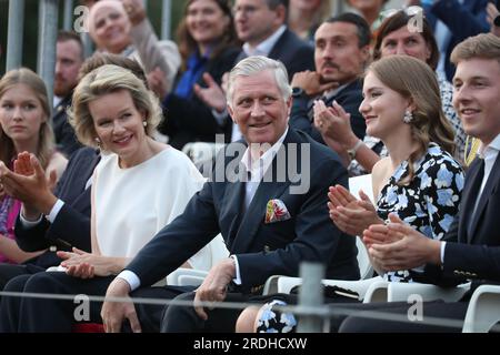 Bruxelles, Belgique. 21 juillet 2023. La Reine Mathilde de Belgique, le Roi Philippe - Filip de Belgique, la Princesse héritière Elisabeth et le Prince Emmanuel assistent au concert et feu d'artifice 'Belgium Celebrates - Belgie viert FEEST - la Belgique fait la FETE', au Parc du Cinquantenaire - Jubelpark, le soir de la Fête nationale belge, à Bruxelles, Vendredi 21 juillet 2023. BELGA PHOTO NICOLAS MAETERLINCK crédit : Belga News Agency/Alamy Live News Banque D'Images