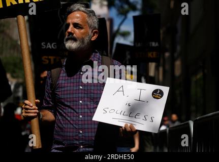 New York, États-Unis. 21 juillet 2023. Les membres de la Writers Guild of America East et les membres et acteurs de SAG-AFTRA tiennent des pancartes devant les studios NBC le vendredi 21 juillet 2023 à New York. SAG-AFTRA, qui représente 160 000 acteurs de télévision et de cinéma, est maintenant en grève pour rejoindre les scénaristes qui piquent depuis mai en raison d’une série de questions, y compris la rémunération et l’utilisation de l’intelligence artificielle. Photo de John Angelillo/UPI crédit : UPI/Alamy Live News Banque D'Images