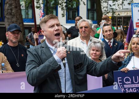 Londres, Royaume-Uni. 21 juillet 2023. Eddie Dempsey, secrétaire général adjoint de l’Union nationale des travailleurs du rail, de la mer et des transports (RMT), s’adresse aux membres du syndicat du divertissement Equity and Supporters lors d’un rassemblement à Leicester Square en solidarité avec les acteurs américains en grève. La semaine dernière a marqué le début d’une importante action syndicale de la Screen Actors Guild – Fédération américaine des artistes de télévision et de radio (SAG-AFTRA), qui représente environ 160 000 acteurs à travers les États-Unis, après que le syndicat n’ait pas réussi à négocier de nouveaux contrats avec l’Alliance of Motion Picture et Televisio Banque D'Images