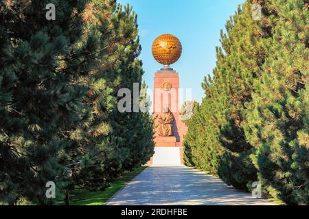 La place de l'indépendance de Tachkent, le parc Ankhor et le monument du courage sont trois monuments importants qui sont situés les uns à côté des autres dans le cent Banque D'Images