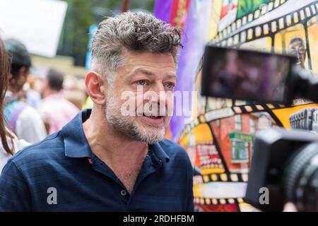 Londres, Royaume-Uni. 21 juillet 2023. L'acteur Andy Serkis donne une interview alors que les membres du syndicat du divertissement Equity et supporters organisent un rassemblement à Leicester Square en solidarité avec les acteurs américains en grève. La semaine dernière a marqué le début d’une action industrielle majeure de la Screen Actors Guild – Fédération américaine des artistes de télévision et de radio (SAG-AFTRA), Qui représente environ 160 000 acteurs à travers les États-Unis, après que le syndicat n'ait pas négocié de nouveaux contrats avec l'Alliance of Motion Picture and Television Producers (AMPTP). Crédit : Wiktor Szymanowicz/Alamy Live News Banque D'Images