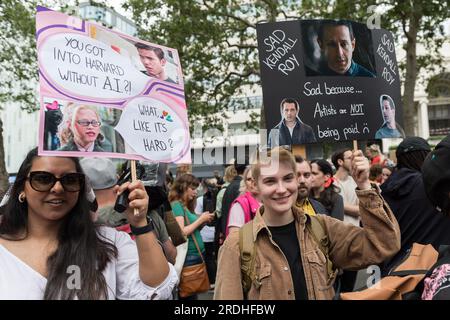 Londres, Royaume-Uni. 21 juillet 2023. Les manifestants brandissent des pancartes alors que les membres du syndicat du divertissement Equity et ses supporters organisent un rassemblement à Leicester Square en solidarité avec les acteurs américains en grève. La semaine dernière a marqué le début d’une action industrielle majeure de la Screen Actors Guild – Fédération américaine des artistes de télévision et de radio (SAG-AFTRA), Qui représente environ 160 000 acteurs à travers les États-Unis, après que le syndicat n'ait pas négocié de nouveaux contrats avec l'Alliance of Motion Picture and Television Producers (AMPTP). Crédit : Wiktor Szymanowicz/Alamy Live News Banque D'Images