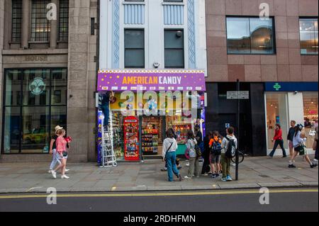 Londres, Royaume-Uni. 21 juillet 2023. Un magasin de bonbons américain ouvre ses portes dans le Strand, dans le West End de Londres. C'est le premier sur cette route majeure. La controverse se poursuit au sujet des magasins similaires qui ouvrent dans Oxford Street avec des allégations d'activités illégales telles que les marchandises contrefaites, le blanchiment d'argent et les taux d'affaires impayés. Crédit : JOHNNY ARMSTEAD/Alamy Live News Banque D'Images