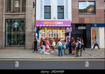 Londres, Royaume-Uni. 21 juillet 2023. Un magasin de bonbons américain ouvre ses portes dans le Strand, dans le West End de Londres. C'est le premier sur cette route majeure. La controverse se poursuit au sujet des magasins similaires qui ouvrent dans Oxford Street avec des allégations d'activités illégales telles que les marchandises contrefaites, le blanchiment d'argent et les taux d'affaires impayés. Crédit : JOHNNY ARMSTEAD/Alamy Live News Banque D'Images