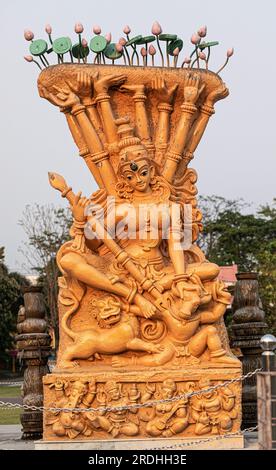 Une statue moderne de Durga, la déesse guerrière hindoue, en train de tuer le démon buffle Mahishasura avec son trident. Banque D'Images