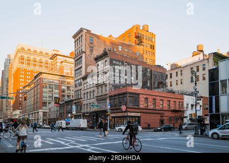 23 novembre 2022 - New York, États-Unis : piétons et cyclistes sur la Sixième Avenue, également connue sous le nom d'Avenue des Amériques, une artère majeure de Manhattan Th Banque D'Images