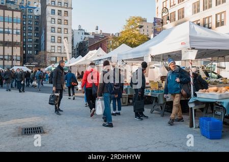 23 novembre 2022 - New York, États-Unis : les gens sur les étals de Grow NYC Union Square Greenmarket, un marché agricole ouvert toute l'année avec diverses fermes et petites Banque D'Images