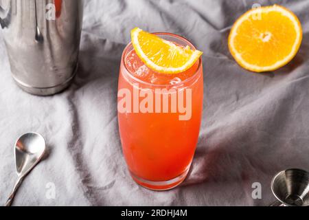 Rafraîchissement Garibaldi cocktail apéritif classique liqueur amère rouge italienne et jus d'orange frais Banque D'Images