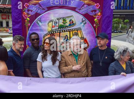 Londres, Royaume-Uni. 21 juillet 2023. Les acteurs Andy Serkis, David Oyelowo, Hayley Atwell, Brian Cox, Simon Pegg et Imelda Staunton montrent leur soutien en tant que syndicat des arts de la scène et des industries du divertissement Equity organise un rassemblement à Leicester Square en solidarité avec la grève SAG-AFTRA. Crédit : Vuk Valcic/Alamy Live News Banque D'Images