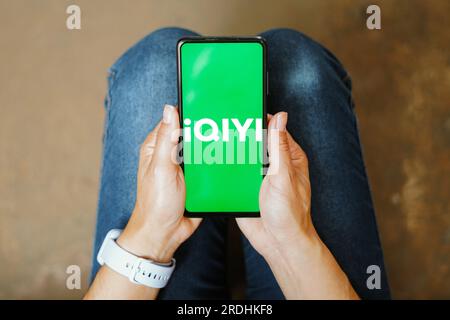 Brésil. 21 juillet 2023. Dans cette illustration photo, le logo IQIYI vu affiché sur un smartphone. (Image de crédit : © Rafael Henrique/SOPA Images via ZUMA Press Wire) USAGE ÉDITORIAL SEULEMENT! Non destiné à UN USAGE commercial ! Banque D'Images