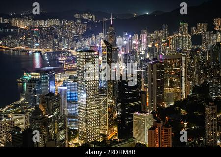 Hong Kong, Chine. 21 juillet 2023. Une vue générale de l'île de Hong Kong la nuit. Crédit : SOPA Images Limited/Alamy Live News Banque D'Images