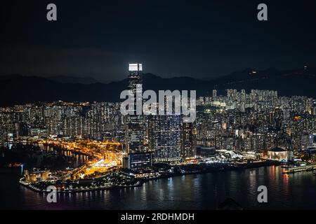 Hong Kong, Chine. 21 juillet 2023. Une vue générale de Kowloon la nuit. (Photo de Michael Ho Wai Lee/SOPA Images/Sipa USA) crédit : SIPA USA/Alamy Live News Banque D'Images