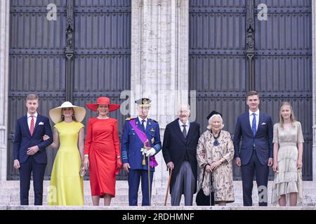 Le Prince Emmanuel, la Princesse héritière Elisabeth, la Reine Mathilde de Belgique, le Roi Philippe - Filip de Belgique, le Roi Albert II de Belgique, la Reine Paola de Belgique, le Prince Gabriel et la Princesse Éléonore posent pour le photographe lors du défilé militaire et civil de la Fête nationale belge, à Bruxelles, le vendredi 21 juillet 2023. Ce défilé rend hommage aux services de sécurité et d'urgence de notre pays, tels que l'armée, la police, les pompiers ou la protection civile. En outre, le règne de dix ans du roi Philippe sera également célébré. BELGA PHOTO LAURIE DIEFFEMBACQ Banque D'Images