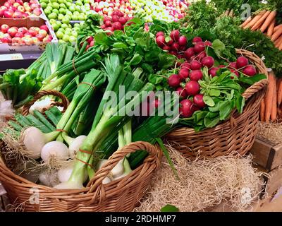 Légumes frais récoltés biologiques empilés dans un étal de marché prêts à être vendus au marché des fermiers Banque D'Images