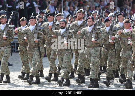 Bruxelles, Belgique. 21 juillet 2023. Le personnel militaire marche lors d'un défilé militaire et citoyen des célébrations de la Fête nationale belge à Bruxelles, Belgique, le 21 juillet 2023. Crédit : Zheng Huansong/Xinhua/Alamy Live News Banque D'Images