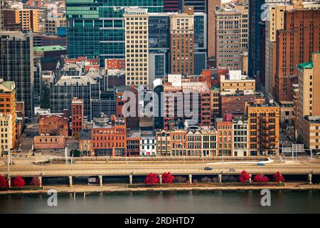 Vieux bâtiments de la ville sur fort Pitt Boulevard en face des gratte-ciel modernes à Pittsburgh, Pennsylvanie Banque D'Images