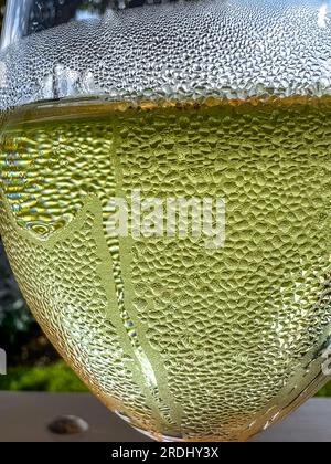 Gros plan d'un verre à vin avec de la condensation sur elle dans un cadre extérieur. Banque D'Images