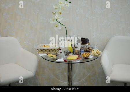 Matinée parfaite avec une table pleine de délices à déguster pendant le petit déjeuner. Banque D'Images