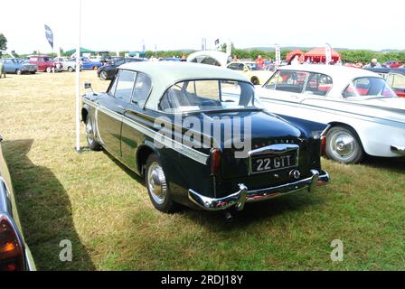 Une Sunbeam Rapier de 1960 stationnée au 48th Historic Vehicle Gathering, Powderham, Devon, Angleterre, Royaume-Uni. Banque D'Images